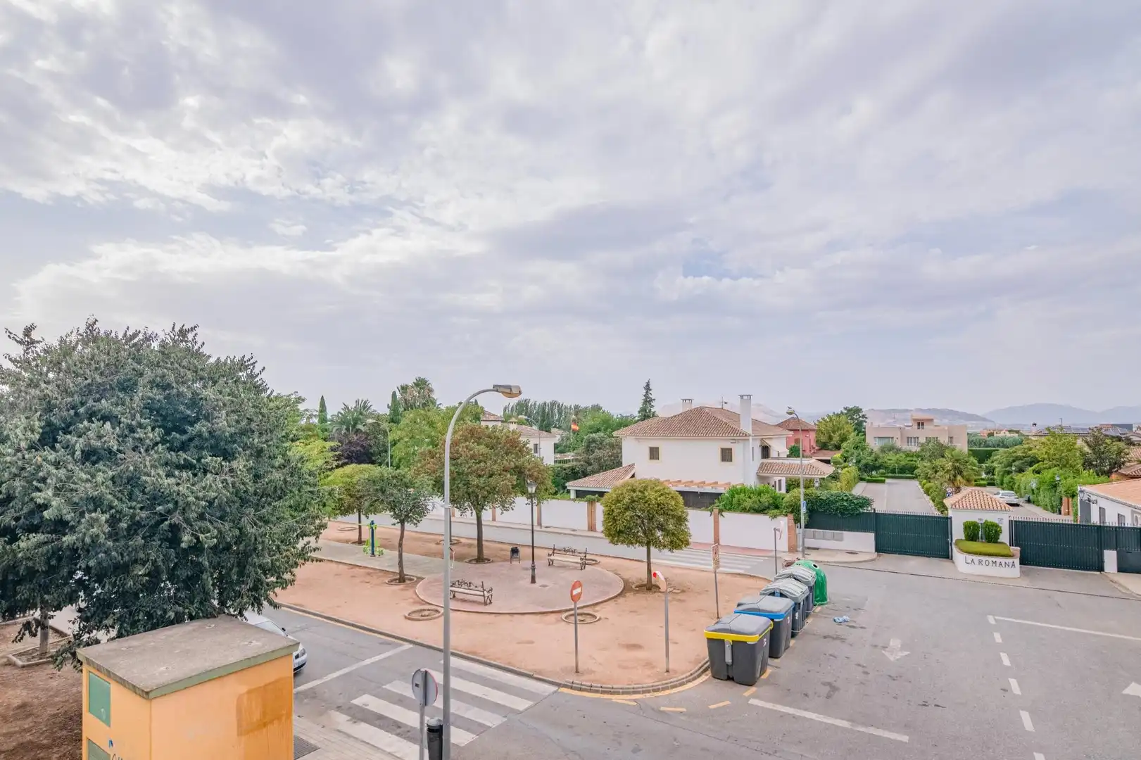 Außenansicht von Einfamilien-Reihenhaus zum Verkauf in Vegas del Genil mit Klimaanlage, Terrasse und Schwimmbad