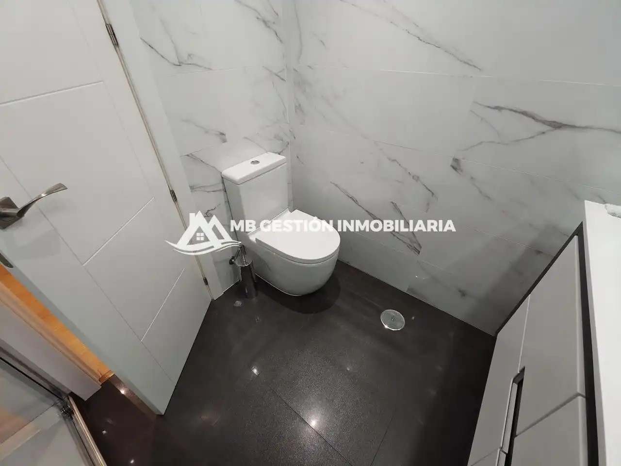 Baño de Piso en venta en Fuenlabrada con Aire acondicionado, Calefacción y Jardín privado