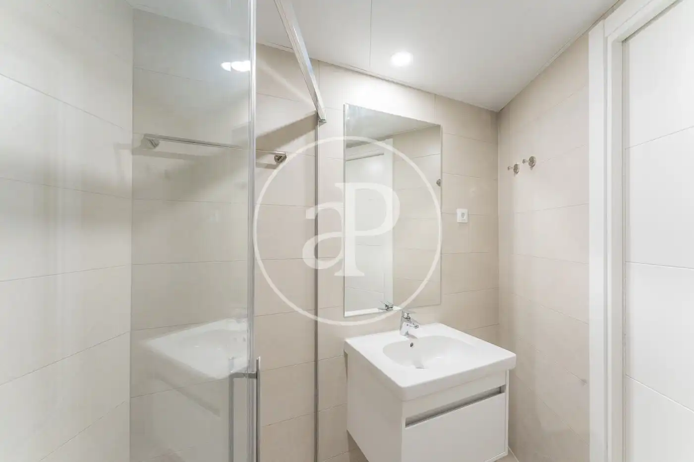 Badezimmer von Wohnung zur Miete in Madrid mit Klimaanlage, Heizung und Privatgarten
