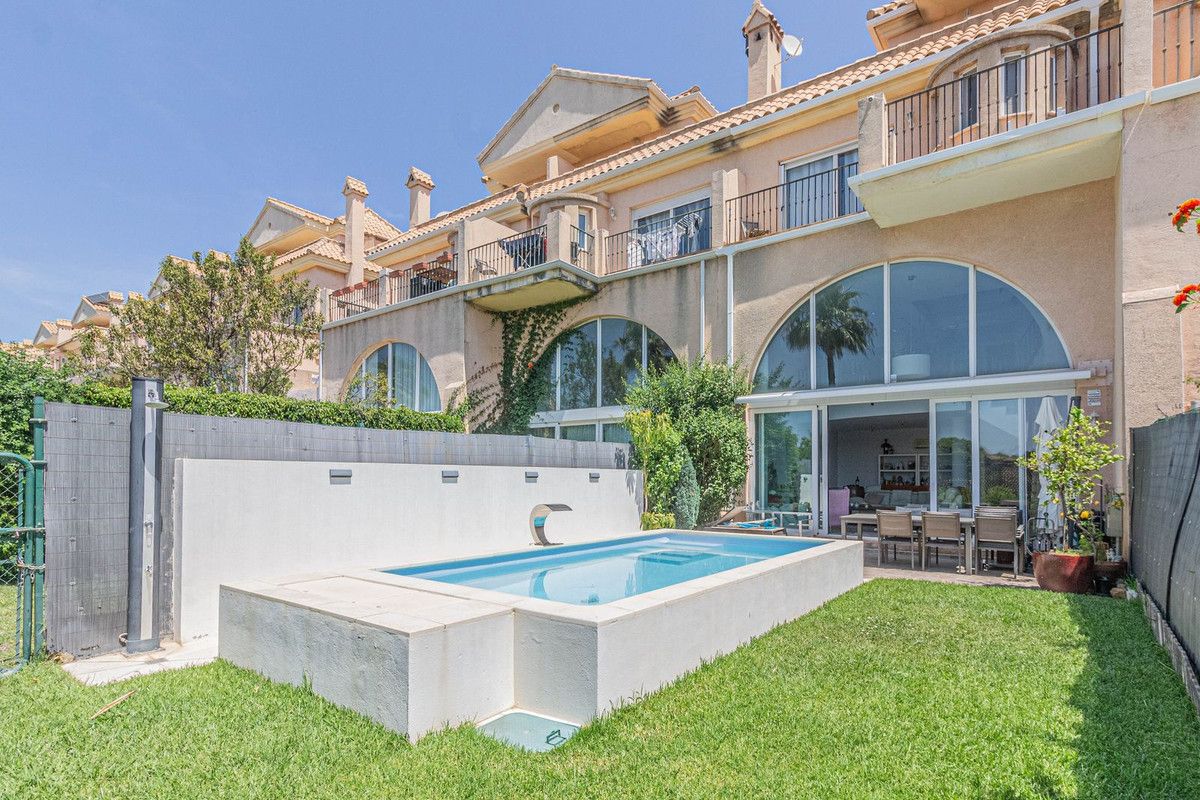 Garten von Einfamilien-Reihenhaus miete in La Alcaidesa mit Privatgarten, Terrasse und Schwimmbad