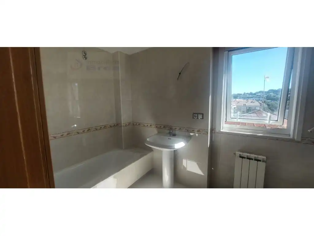 Bathroom of Flat for sale in Lalín