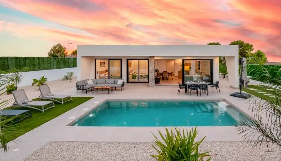 Villa avec piscine à vendre à Calle Calle Urbanización Coto Riñales 5