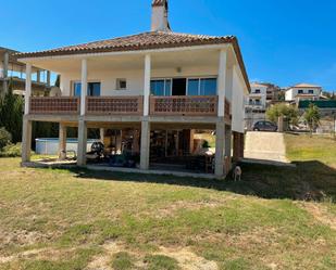 Vista exterior de Casa o xalet en venda en Estepona amb Jardí privat, Terrassa i Traster
