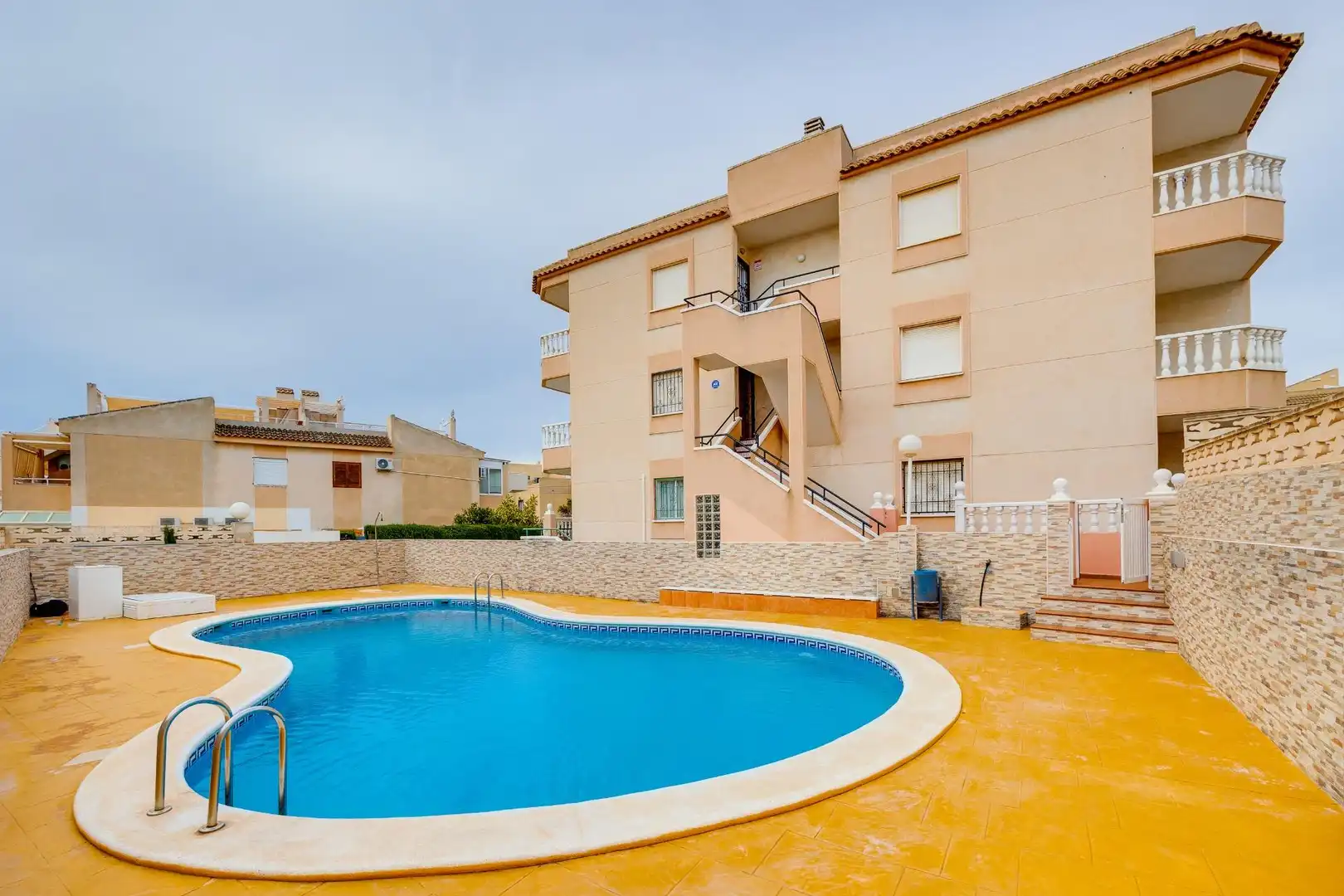Piscina de Apartament en venda en Torrevieja amb Aire condicionat, Jardí privat i Terrassa