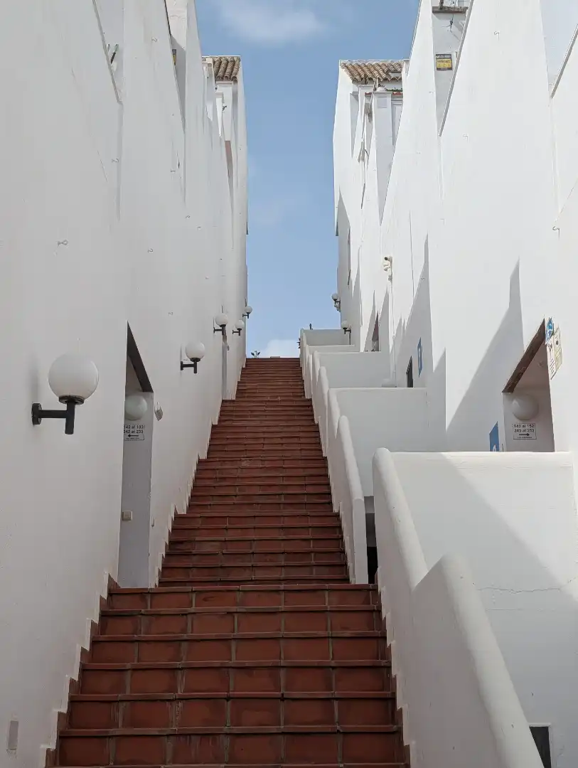 Vista exterior de Dúplex en venda en Estepona amb Terrassa, Internet i Piscina comunitària