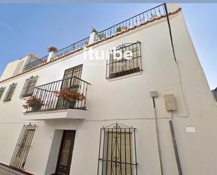 Vista exterior de Casa o xalet en venda en Marbella amb Terrassa i Balcó