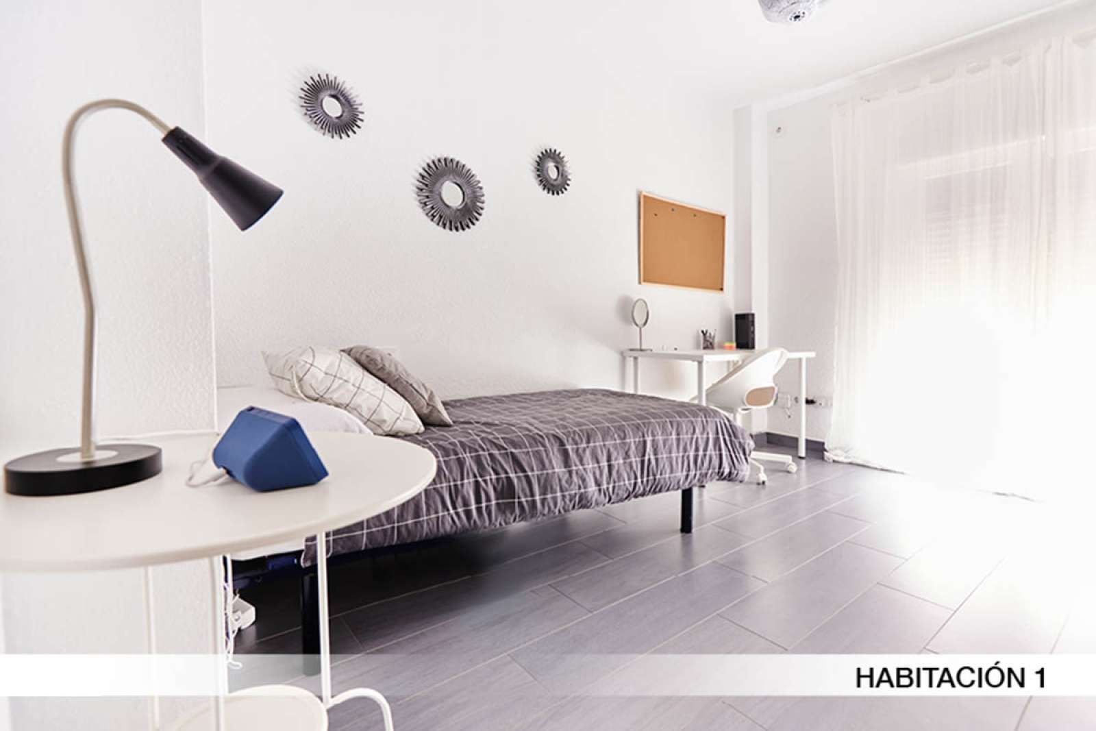 Bedroom of Flat for share in  Sevilla Capital  with Air Conditioner, Heating and Terrace