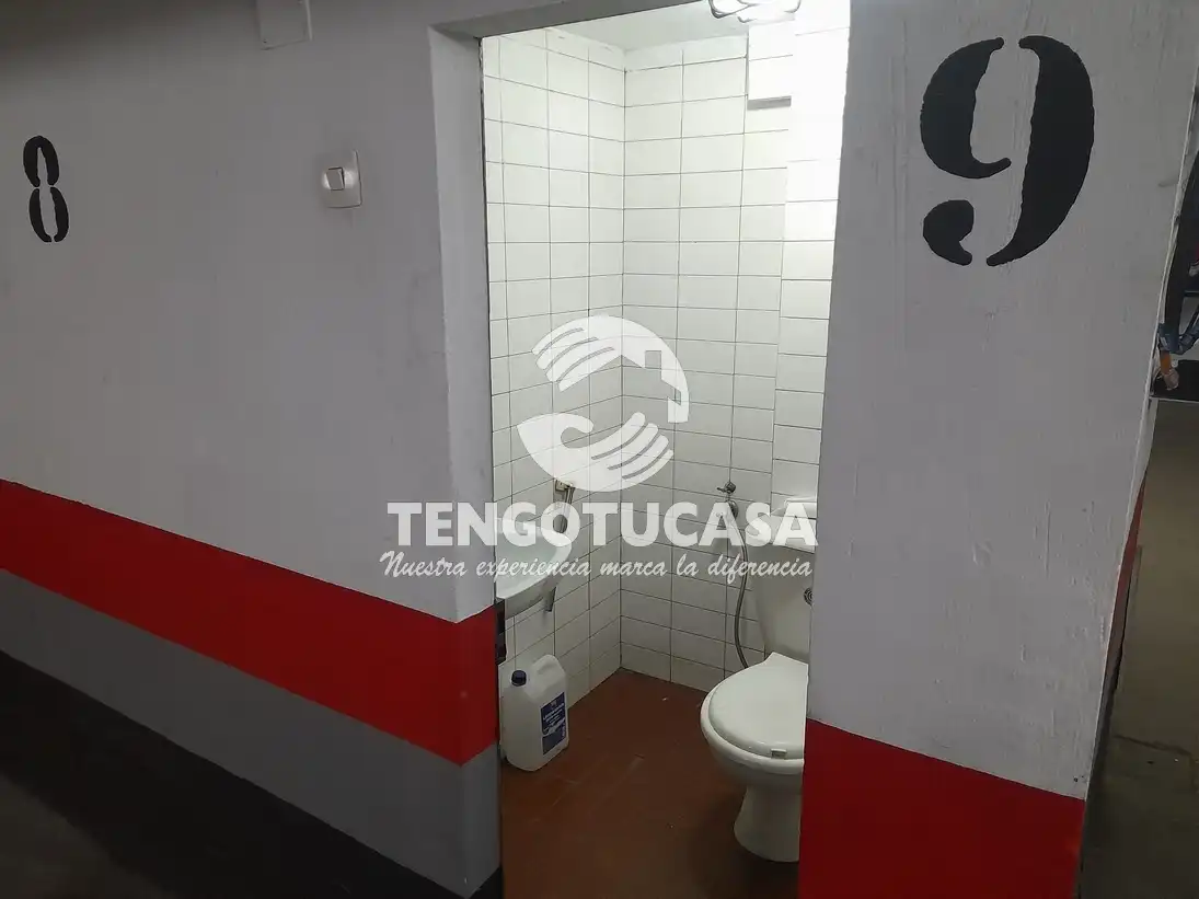 Bathroom of Garage for rent in Madrid