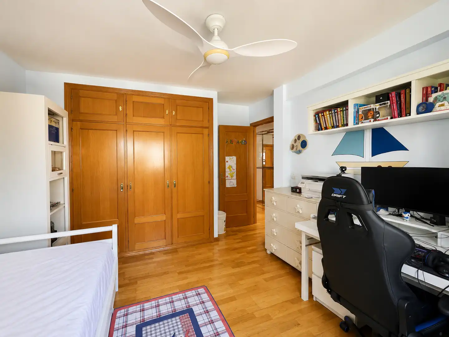 Schlafzimmer von Einfamilien-Reihenhaus zum Verkauf in Torrelodones mit Gemeinschaftspool