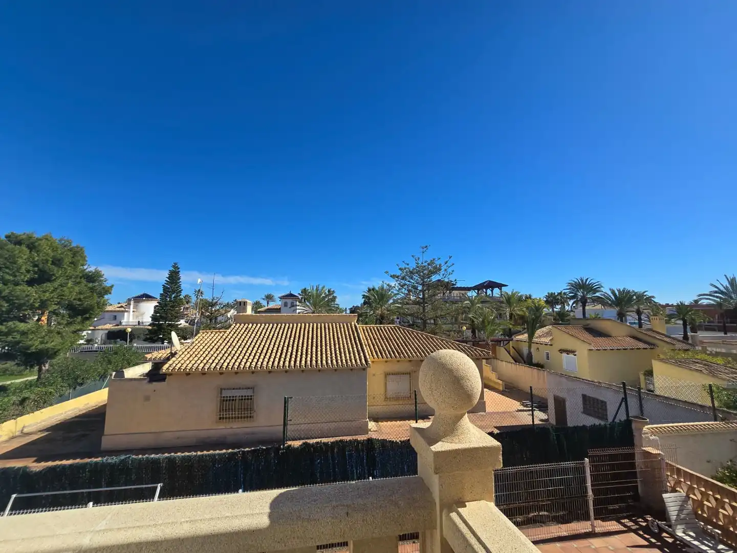 Vista exterior de Casa o xalet en venda en Orihuela amb Aire condicionat, Calefacció i Jardí privat