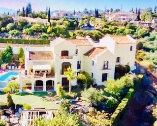 Vista exterior de Casa o xalet en venda en Benahavís amb Aire condicionat, Jardí privat i Terrassa