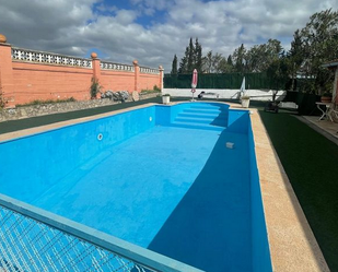 Piscina de Casa o xalet en venda en Fuentes de Ebro amb Jardí privat, Terrassa i Traster