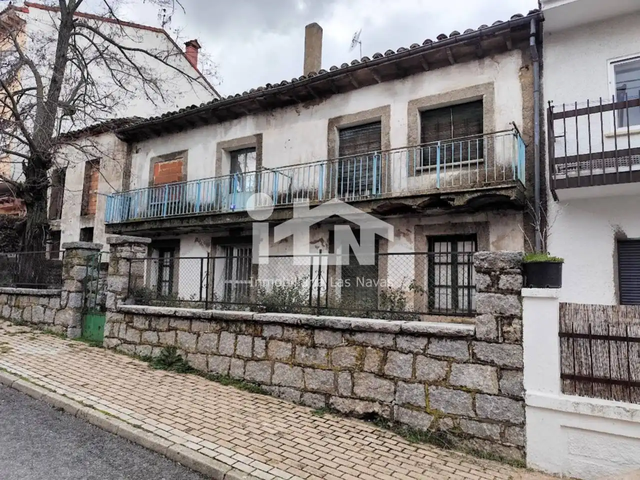 Vista exterior de Casa o xalet en venda en Las Navas del Marqués  amb Jardí privat