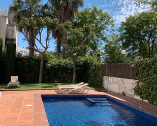 Piscina de Pis de lloguer en Sitges amb Aire condicionat, Calefacció i Jardí privat