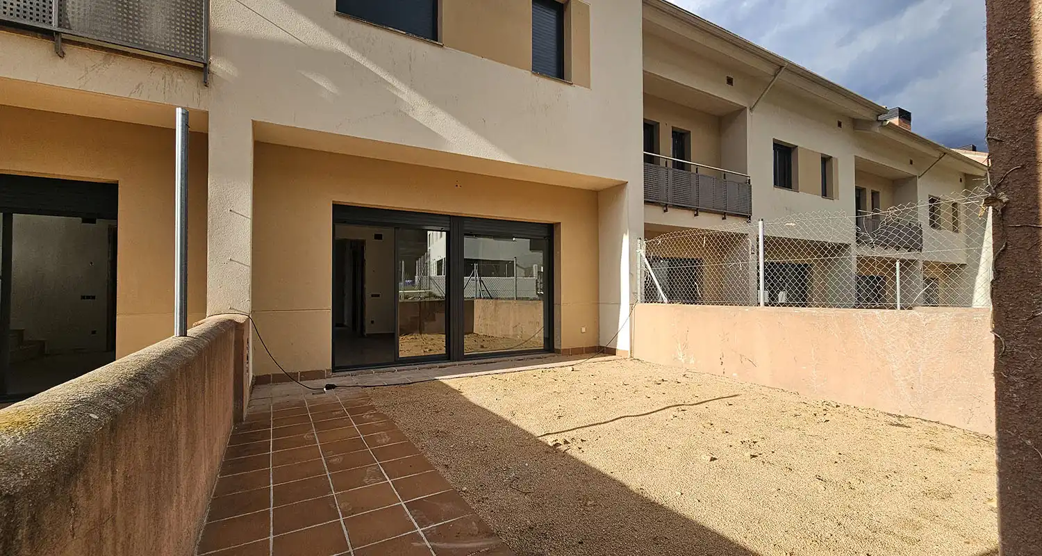 Vista exterior de Casa adosada en venda en Arbúcies amb Jardí privat, Terrassa i Traster