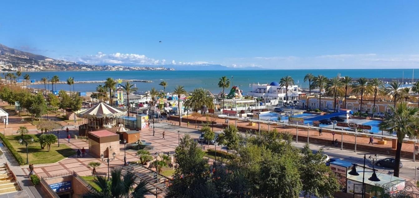 Vista exterior de Estudi en venda en Fuengirola amb Aire condicionat, Terrassa i Piscina comunitària