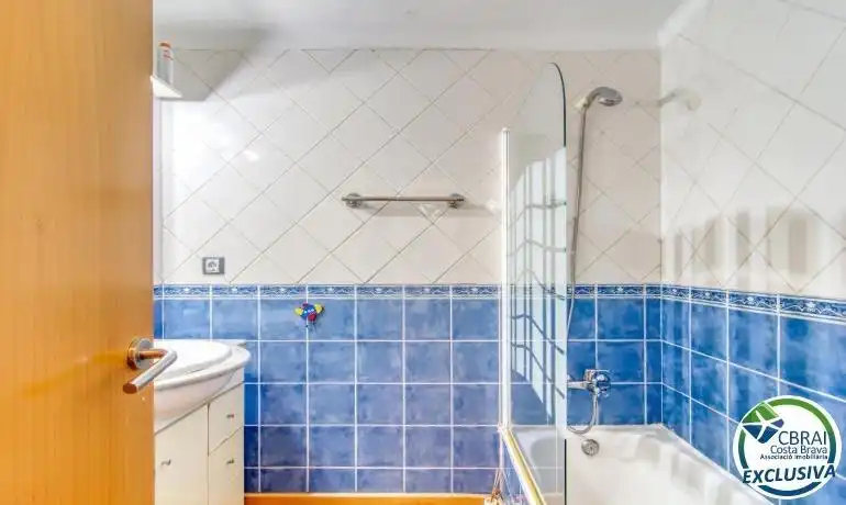 Bathroom of Apartments for sale in Roses  with Air Conditioner, Heating and Parquet flooring