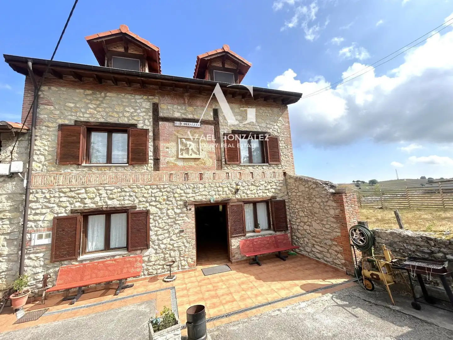 Vista exterior de Casa adosada en venta en Val de San Vicente  con Calefacción, Terraza y Amueblado