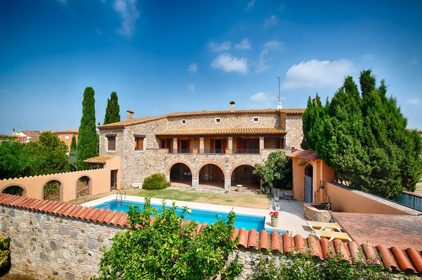 Vista exterior de Finca rústica en venda en Castelló d'Empúries amb Jardí privat i Piscina