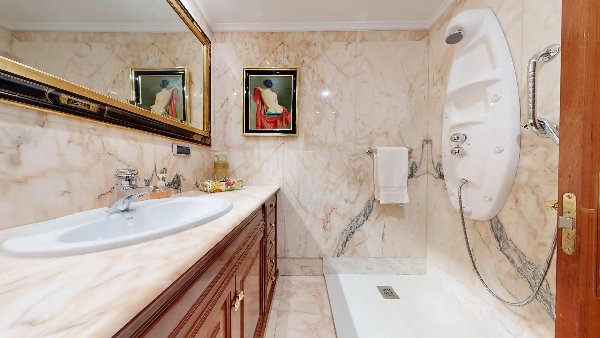 Bathroom of Flat for sale in Bilbao   with Heating, Terrace and Balcony