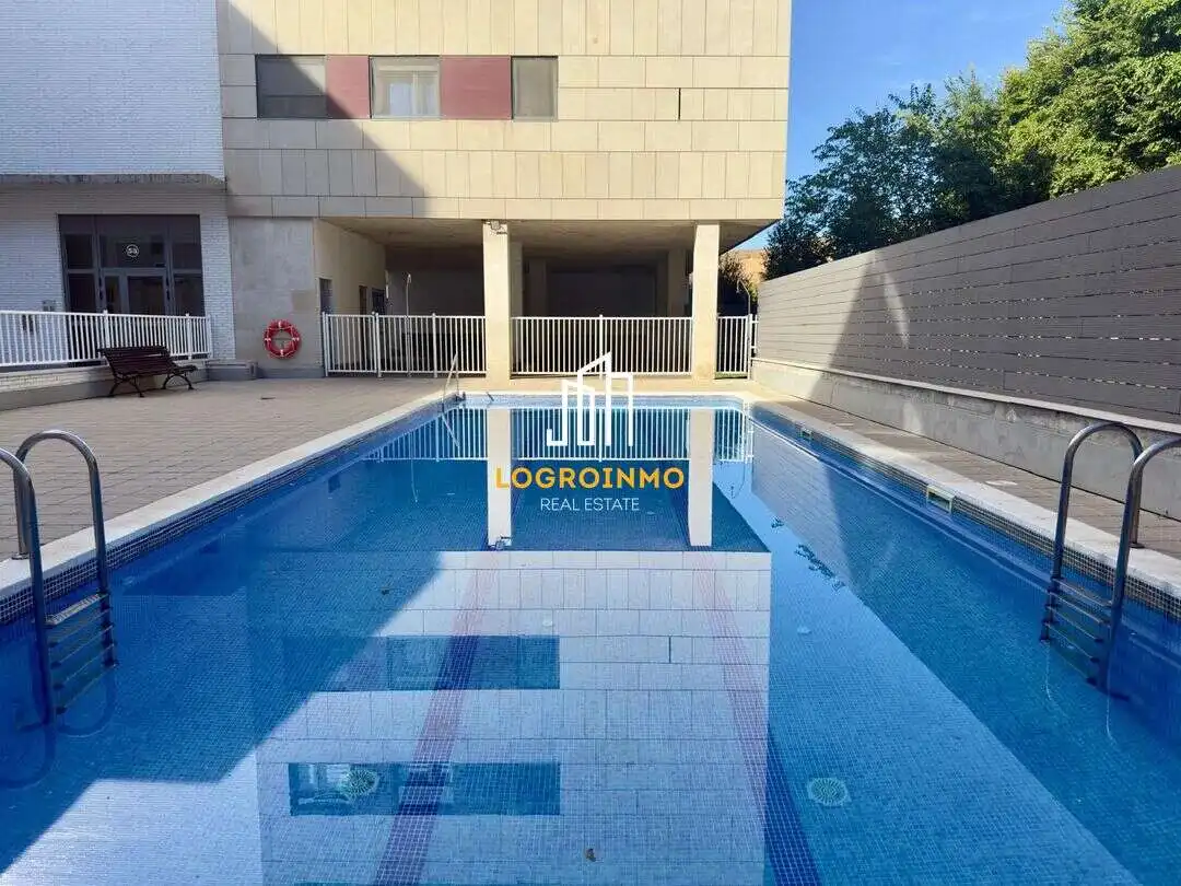 Piscina de Piso en venta en Universidad