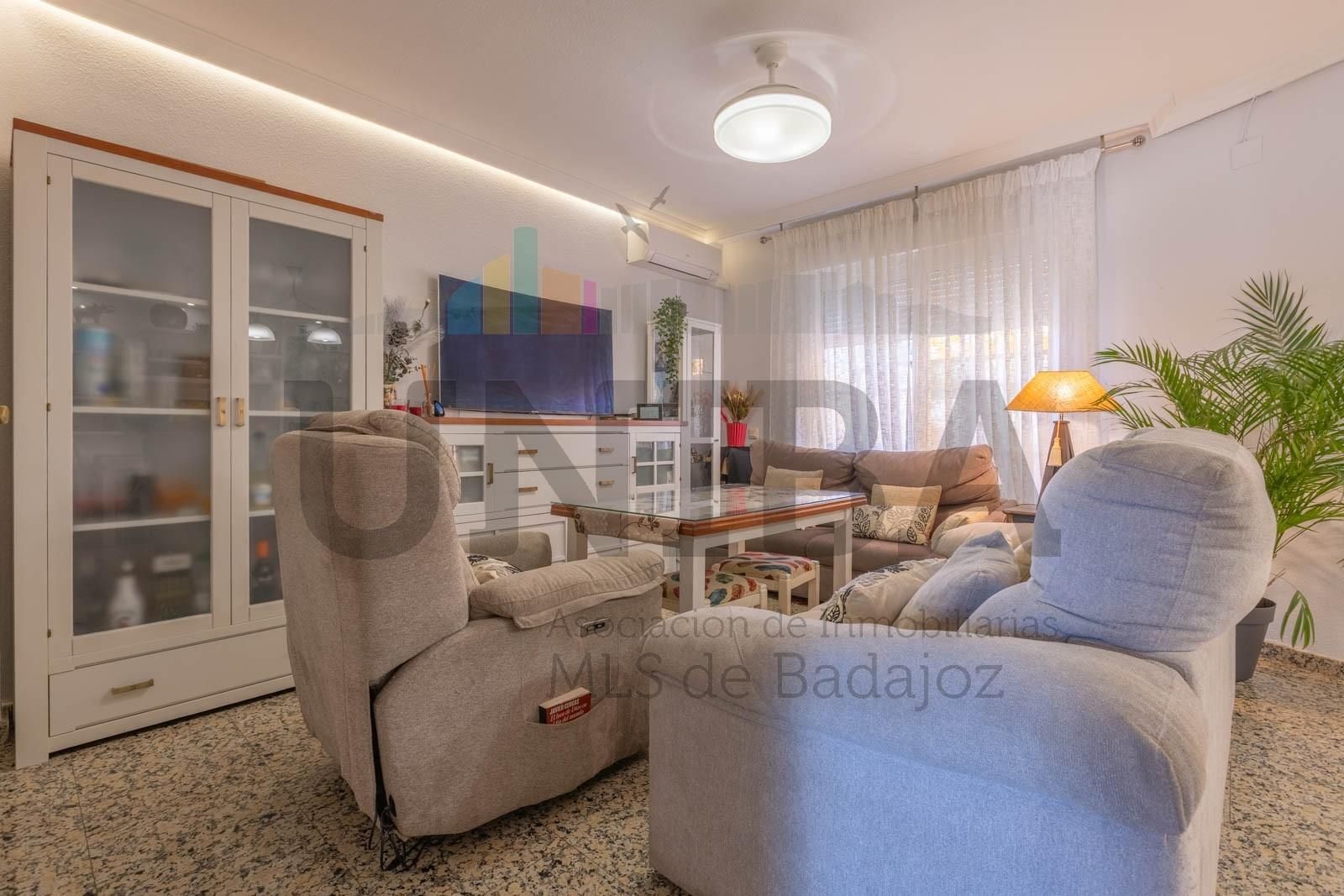 Living room of Single-family semi-detached for sale in Badajoz Capital  with Air Conditioner, Heating and Private garden