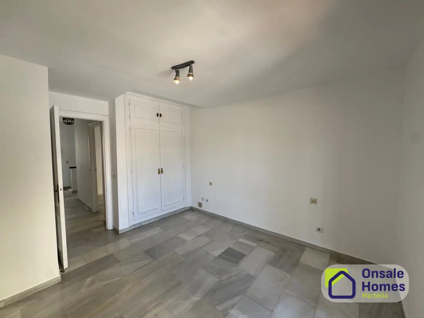 Habitación de Casa adosada en venta en Marbella con Terraza, Balcón y Alarma