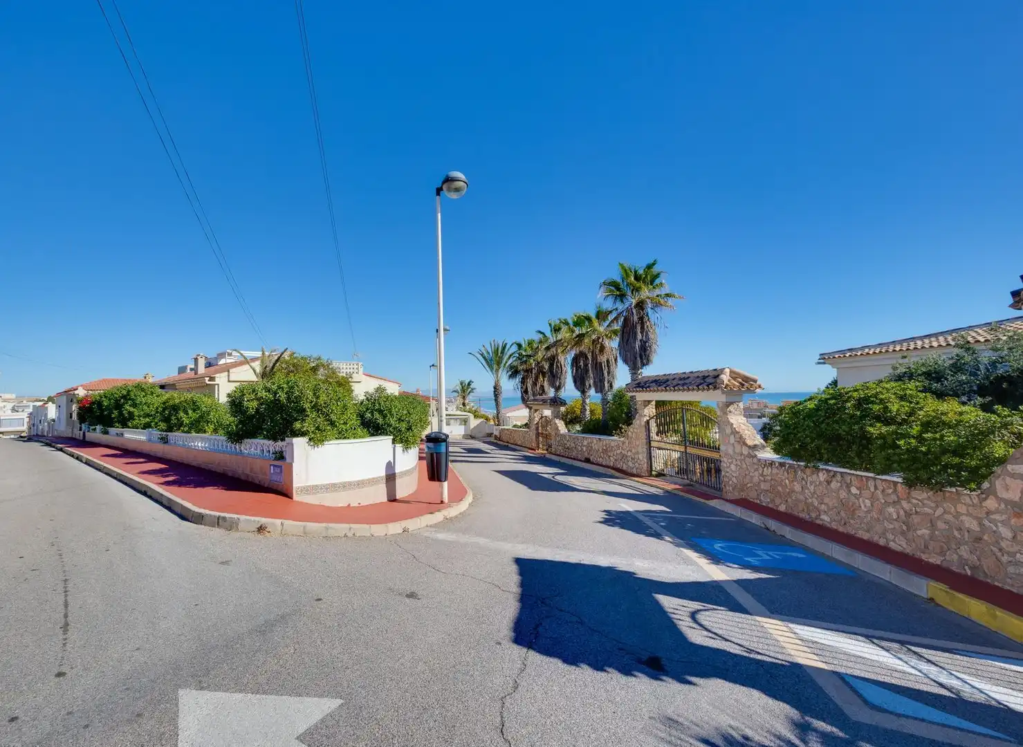 Vista exterior de Casa adosada en venta en Torrevieja con Aire acondicionado, Calefacción y Jardín privado