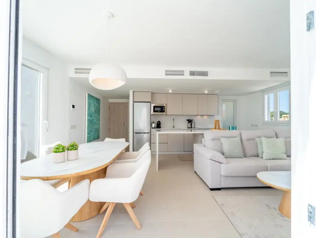 Wohnzimmer von Wohnung zum Verkauf in Manilva mit Klimaanlage, Heizung und Privatgarten