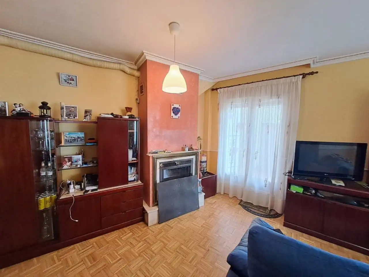 Sala de estar de Casa adosada en venta en Burgos con Calefacción, Jardín privado y Parquet
