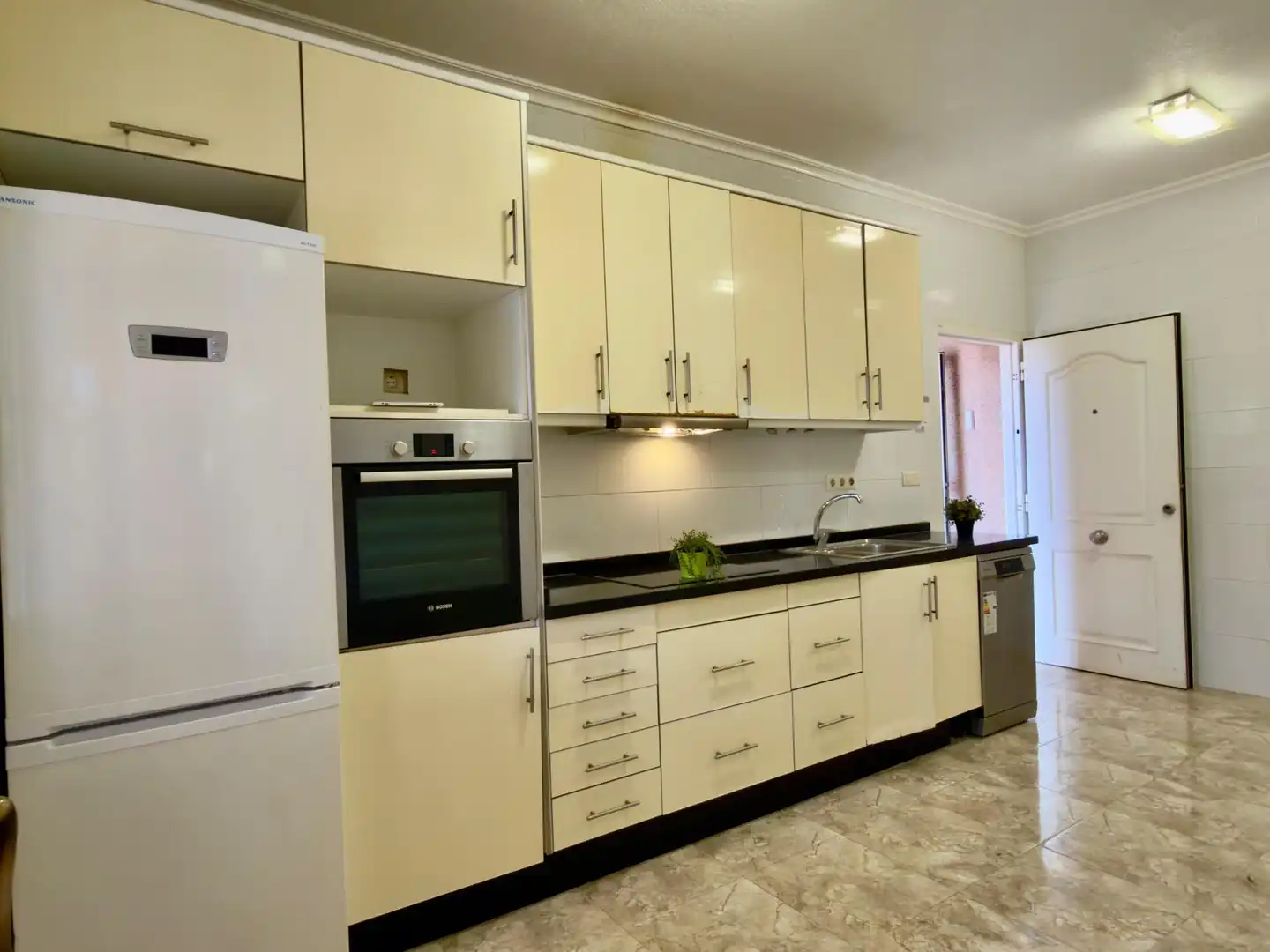 Cuina de Casa o xalet en venda en Torrevieja amb Aire condicionat, Jardí privat i Terrassa