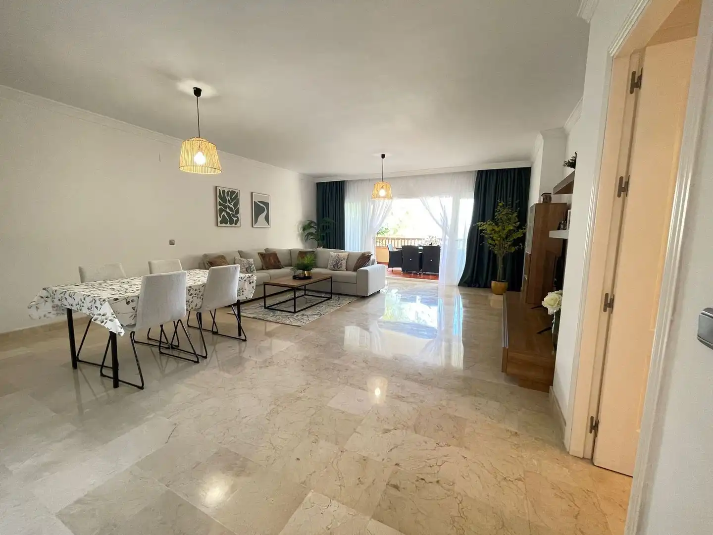 Sala de estar de Apartamento en venta en Benahavís con Terraza, Amueblado y Piscina comunitaria
