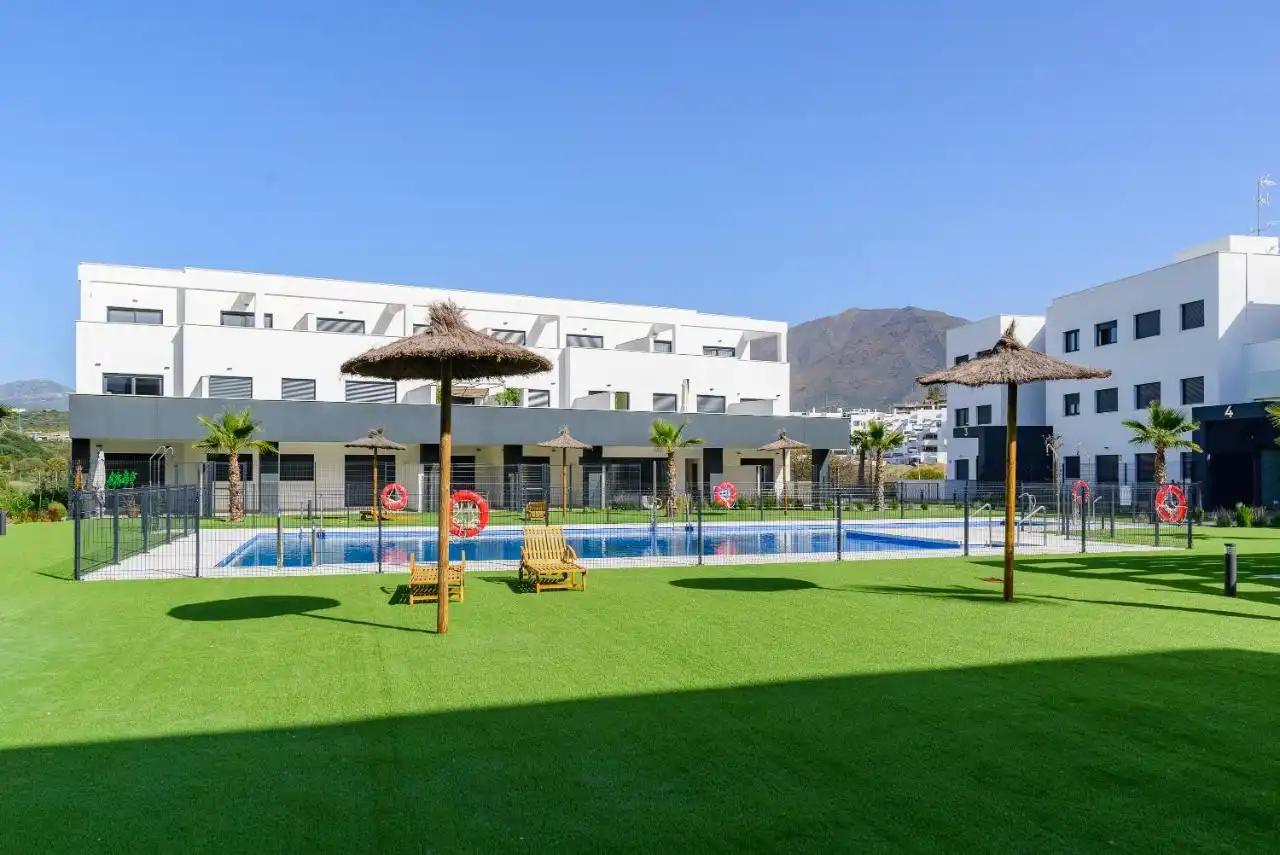 Vista exterior de Planta baixa en venda en Estepona amb Aire condicionat, Terrassa i Moblat