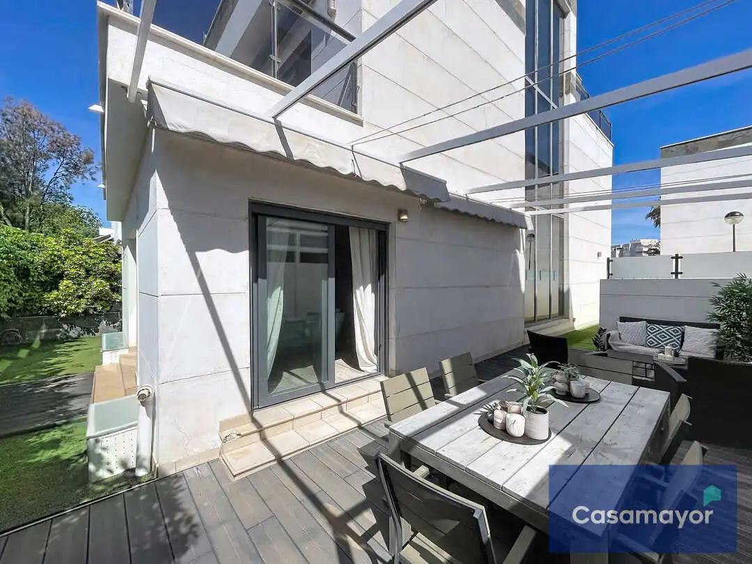 Terrassa de Casa o xalet en venda en Alicante / Alacant amb Aire condicionat, Calefacció i Jardí privat