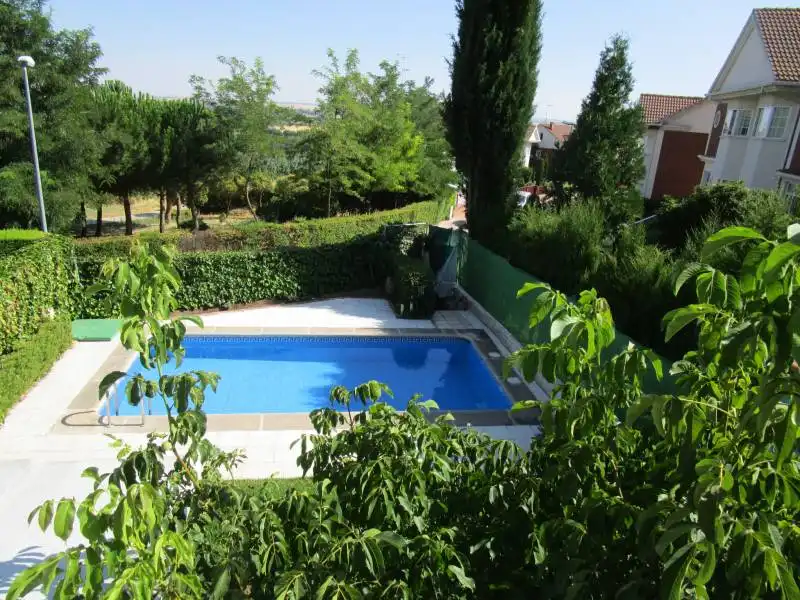 Schwimmbecken von Einfamilien-Reihenhaus zum Verkauf in Cabrerizos mit Heizung, Abstellraum und Schwimmbad
