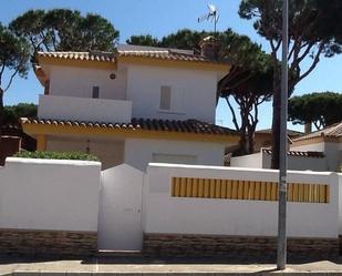 Vista exterior de Casa o xalet de lloguer en Chiclana de la Frontera amb Jardí privat, Terrassa i Traster