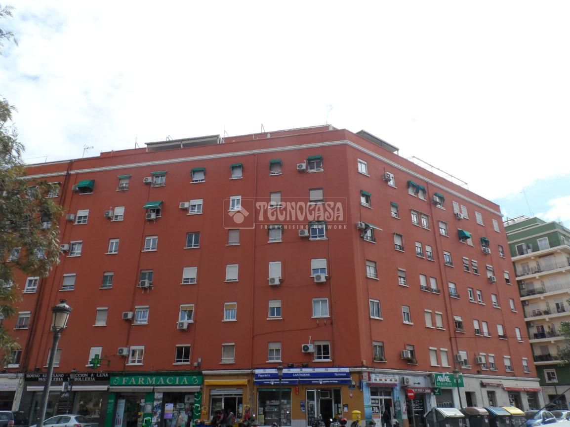 Exterior view of Flat for sale in  Valencia Capital  with Air Conditioner