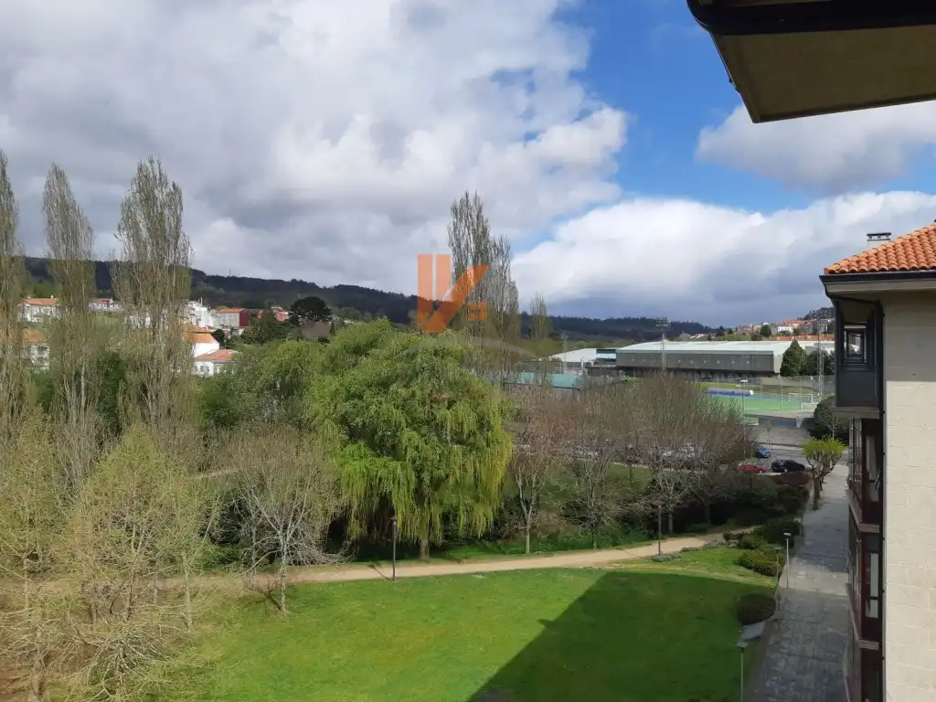 Vista exterior de Oficina en venda en Santiago de Compostela  amb Calefacció