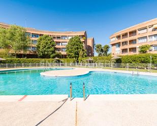 Schwimmbecken von Wohnungen zum verkauf in Pozuelo de Alarcón mit Klimaanlage, Heizung und Privatgarten