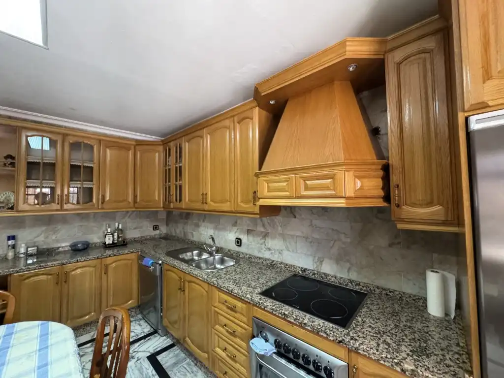 Cuina de Casa o xalet en venda en Valencia de las Torres amb Aire condicionat, Terrassa i Piscina