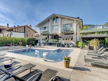Xalet amb piscina en venda a Intxaurrondo