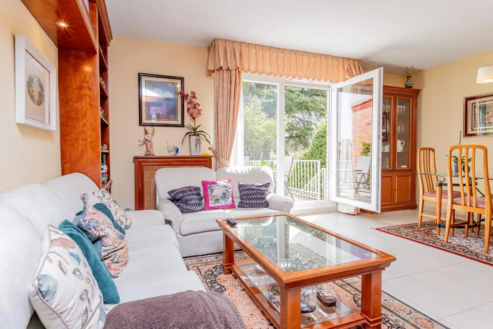 Sala de estar de Casa adosada en venta en Tres Cantos con Calefacción, Jardín privado y Terraza