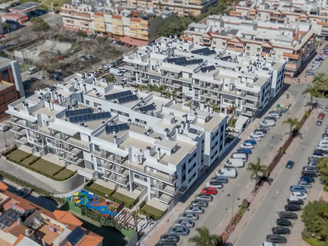Vista exterior de Pis en venda en Estepona amb Aire condicionat, Terrassa i Piscina