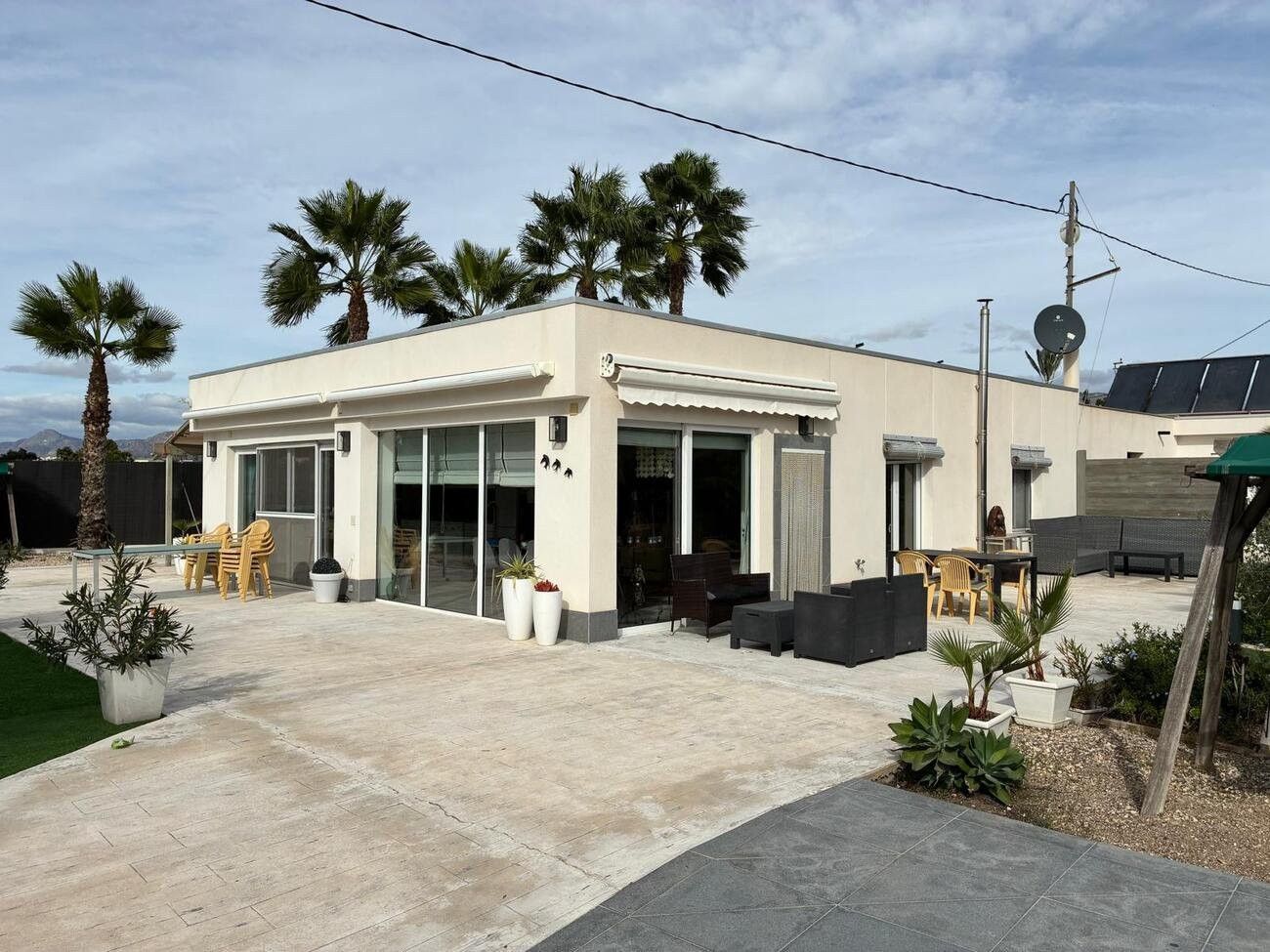 Vista exterior de Casa o xalet en venda en Crevillent amb Calefacció, Jardí privat i Terrassa