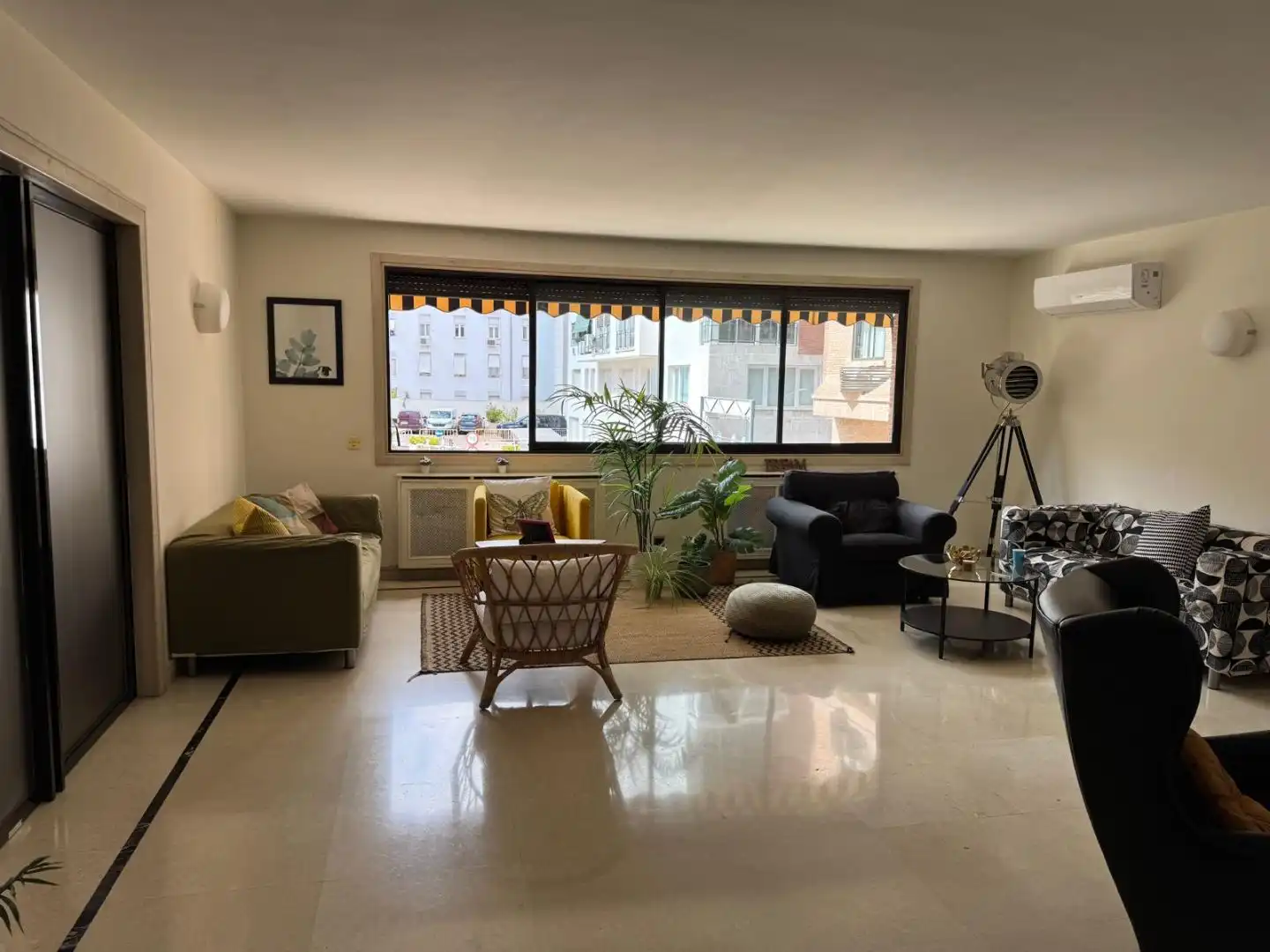 Sala d'estar de Oficina de lloguer en Madrid amb Aire condicionat, Calefacció i Moblat