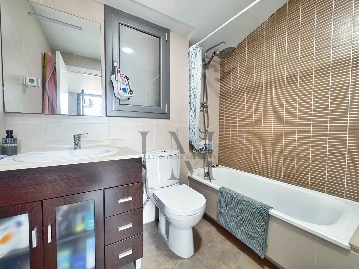 Bathroom of Duplexes for sale in Terrassa  with Air Conditioner, Heating and Parquet flooring