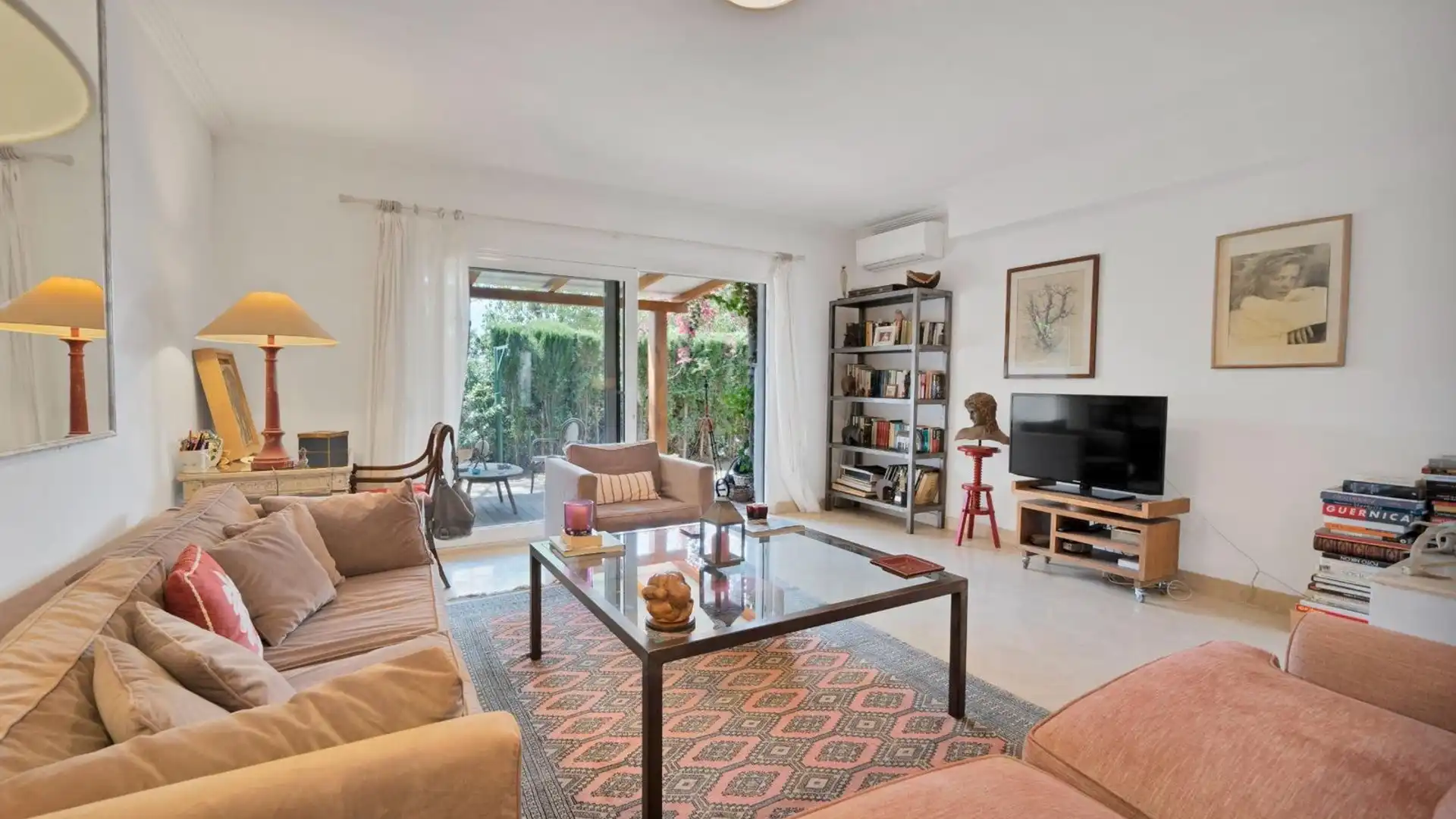 Sala d'estar de Casa adosada en venda en Marbella amb Aire condicionat, Terrassa i Moblat