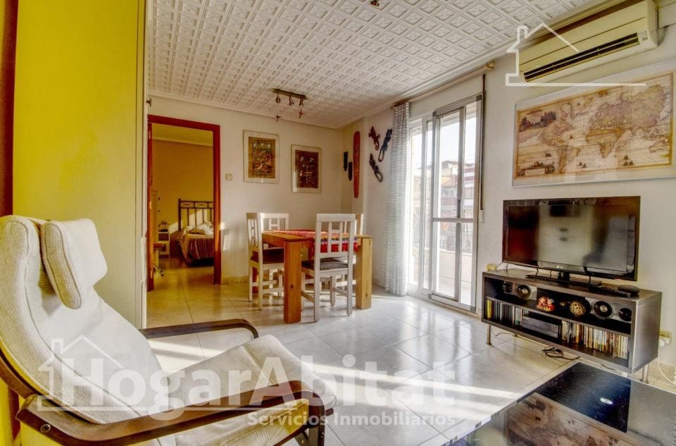 Living room of Flat for sale in  Valencia Capital  with Air Conditioner and Balcony