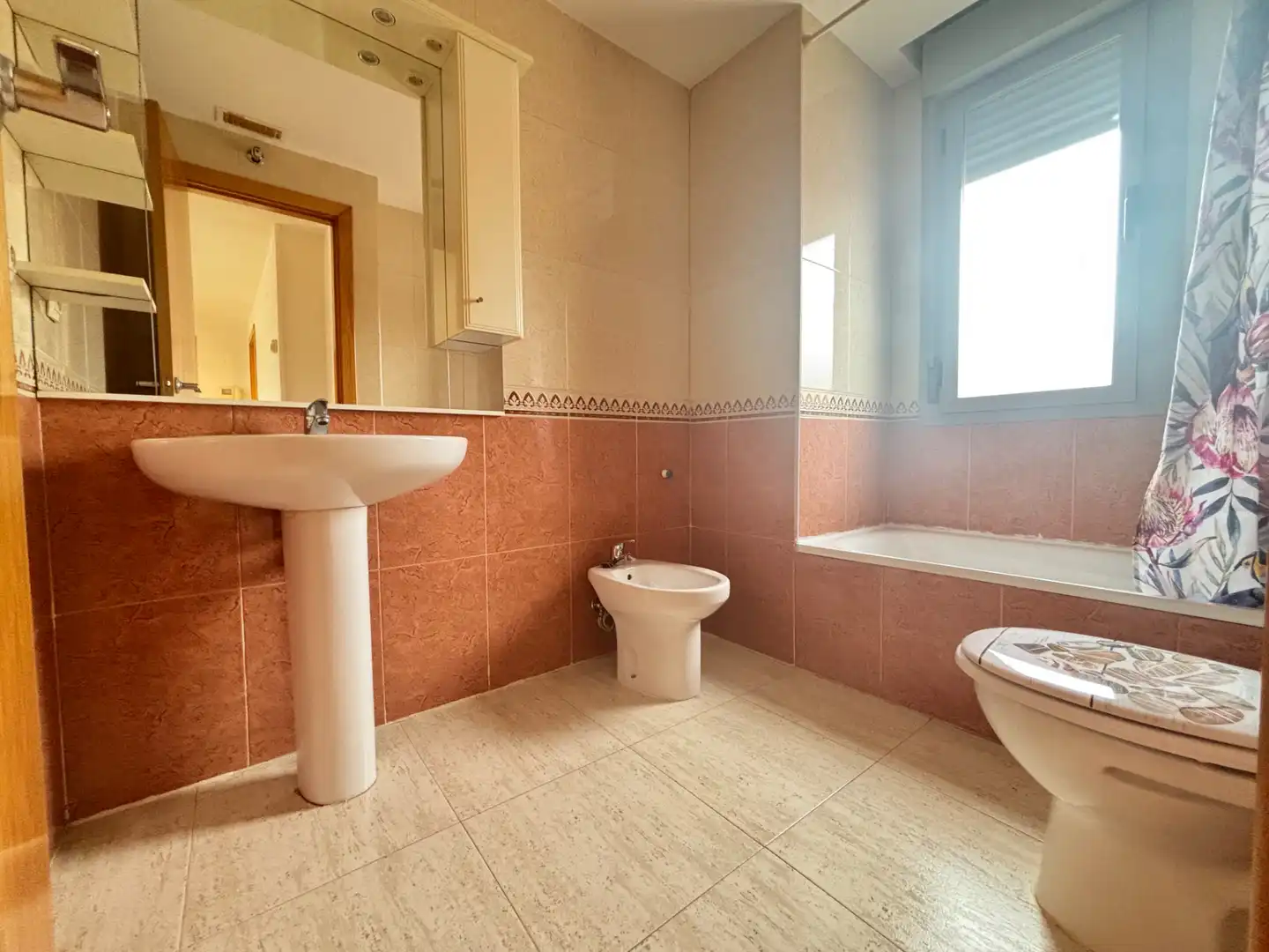 Bathroom of Flat for sale in Oliver-Valdefierro