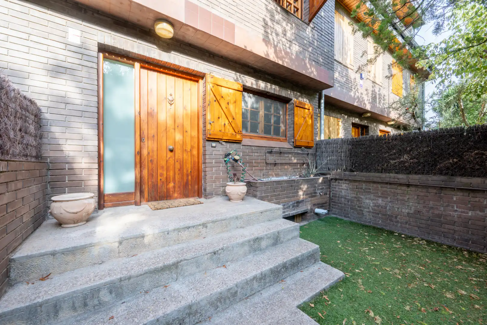 Vista exterior de Casa adosada en venda en Sant Cugat del Vallès amb Calefacció, Jardí privat i Parquet